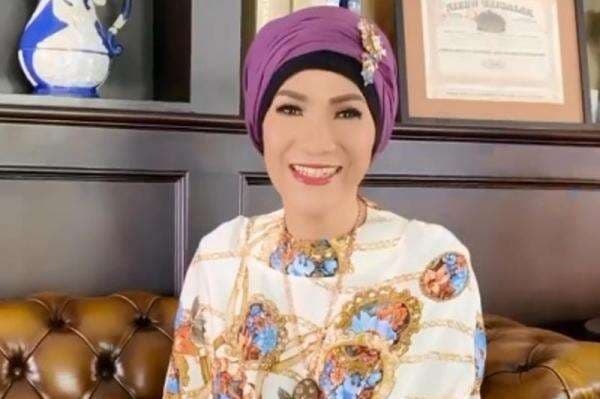 5 Potret Transformasi Dorce Gamalama Semasa Hidup, Khas Bergaya Turban