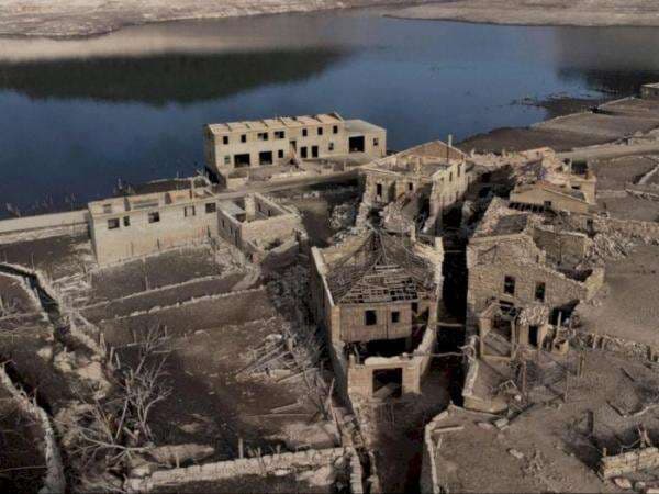 Misteri Desa Hantu yang Terendam Bendungan Selama 30 Tahun Muncul Karena Kekeringan Waduk