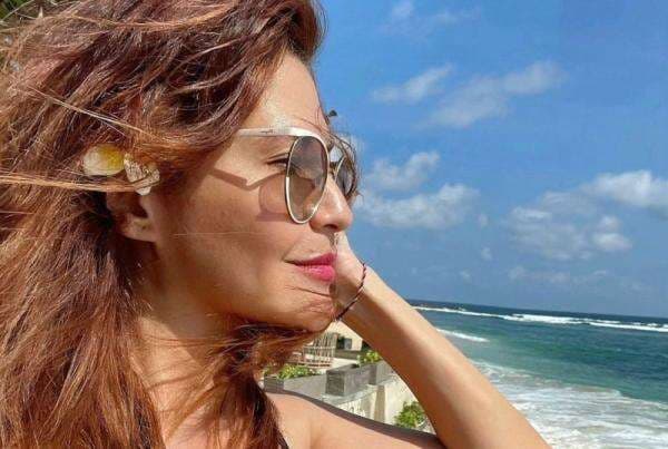 Tamara Bleszynski Jalan-Jalan ke Pantai Tanpa Bikini, Aura Seksinya Merusak Fokus Pria