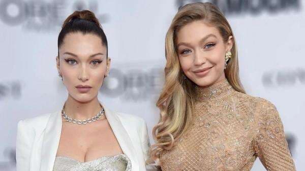 Potret Gigi Hadid dan Bella Hadid Tampil Tanpa Busana di Iklan Terbaru Versace
