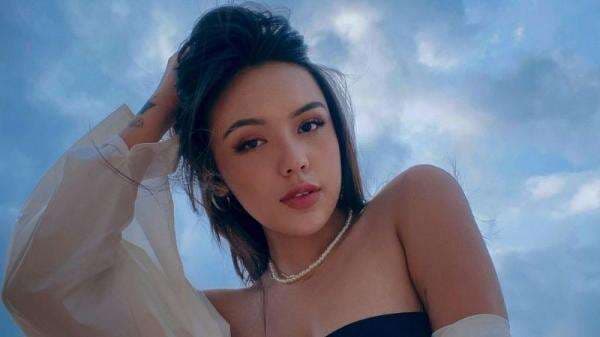 Gaya Sarah Louise Pakai Kemben Kekinian, Mantan Pacar Fadly Faisal Hot Banget!