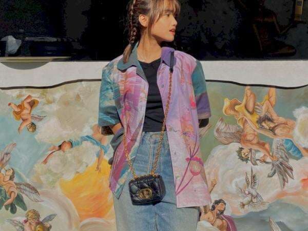 Mewah! Tas Kecil Berantai Emas yang Dipakai Fuji Ini Ternyata Seharga Motor