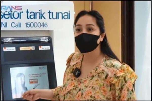 Nagita Slavina dan Raffi Ahmad Dapat Kado Mesin ATM di Rumah, Netizen: Tahun Depan juga Ada Tellernya Nagita Slavina dan Raffi Ahmad Dapat Kado Mesin ATM di Rumah, Netizen: Tahun Depan juga Ada Tellernya
