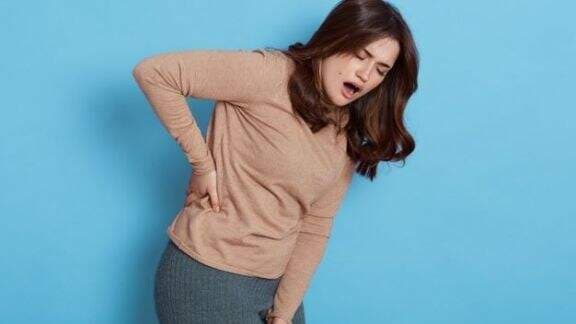 Sering Alami Sakit Pinggang Setelah Bangun Tidur Moms? Begini Cara Mengatasinya