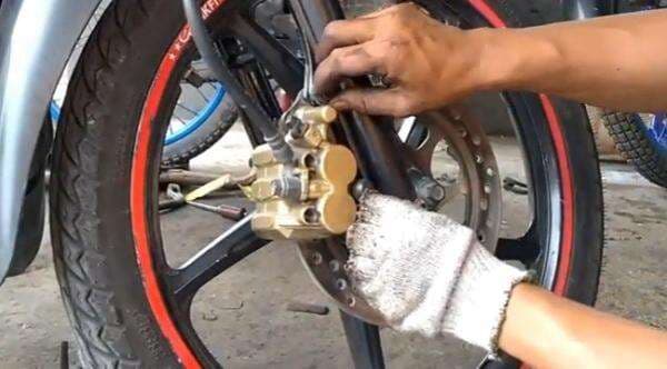 Cara Pasang Cakram Rem Depan Motor, Ikuti 7 Langkah Mudah Ini