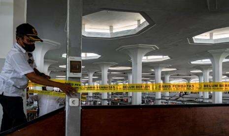 In Picture: Pemkot Semarang Segel 109 Lapak Pasar Johar