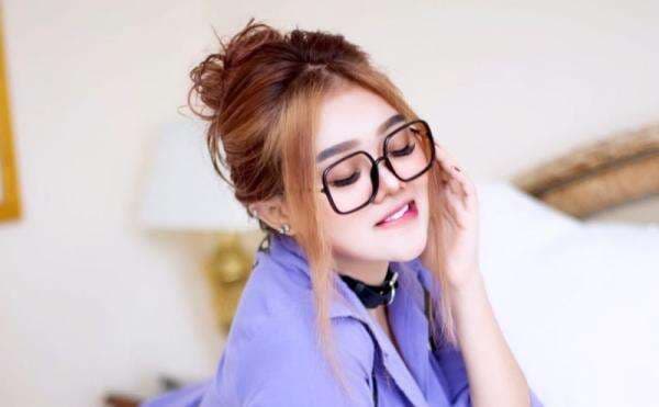 3 Gaya Foto Kekinian ala Olivia Noor TikTokers Seksi Gigit Bibir Bawah Menggemaskan