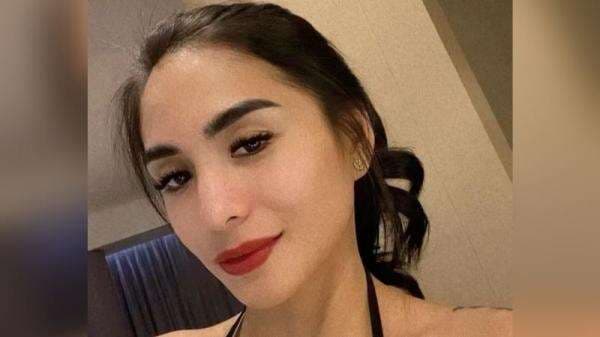 Pose Bibie Julius Isap Jempol Bikin Salfok, Netizen: Imajinasiku Mulai Tak Terkendali!