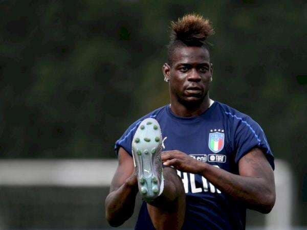 Balotelli kembali Berulah, Nyuruh Orang Naik Motor Tanpa Busana Lalu Cebur ke Laut