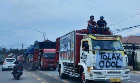 Demo Kebijakan ODOL, Ratusan Truk Padati Batas Kota Semarang-Ungaran