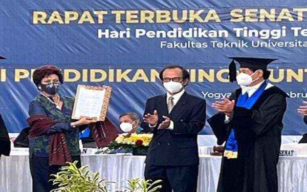 Prof Roosseno Terima Penghargaan Herman Johannes 2022