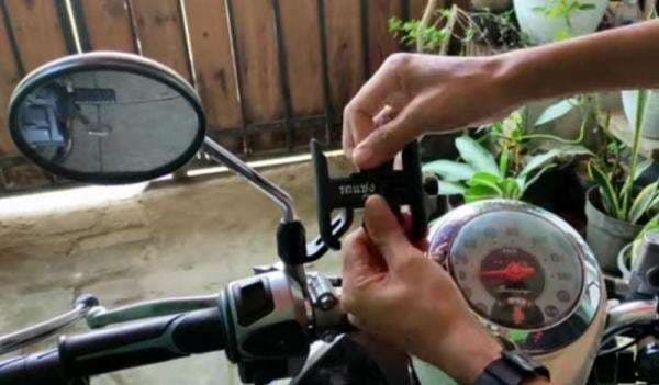 Cara Pasang Holder HP di Sepeda Motor