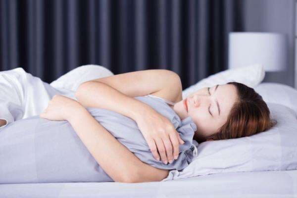 Tak Bisa Tidur Jika Tidak Peluk Guling atau Bantal? Selamat, Ini Berarti Karaktermu Mengesankan