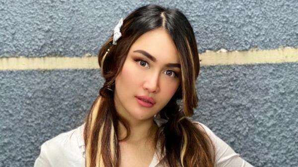 Intan Saumadina Pakai Kemeja Ketat Kancing Atas Terbuka, Gayanya Makin Gemesin!