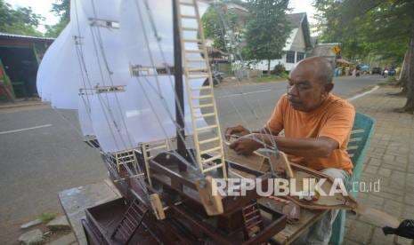 In Picture: Pengrajin Miniatur Kapal Pinisi di Pariaman, Sumbar