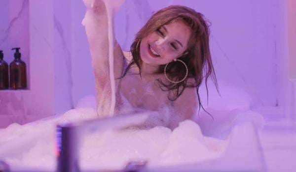 3 Gaya Foto Kekinian ala Dara Rafika Eks Trio Sungguh Menggoda saat Mandi Busa