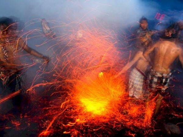Perang Api di Bali Ternyata Menyimpan Misteri dan Kisah Sedih! Apa Itu? Perang Api di Bali Ternyata Menyimpan Misteri dan Kisah Sedih! Apa Itu?