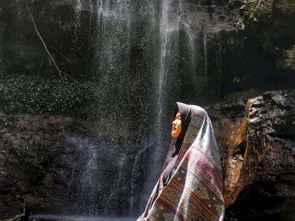 Menjamah Air Terjun Perawan, Butuh Perjuangan tapi Viewnya Menakjubkan!