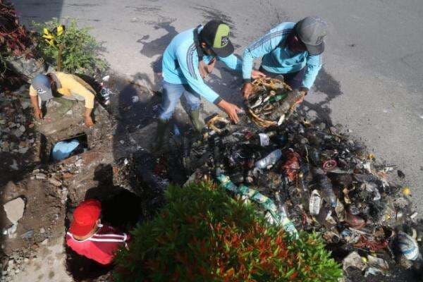 Bersihkan Sampah, PUPR Sebut Pemasangan Kabel Ganggu Aliran Air