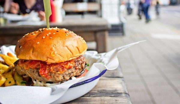 Kampung Burger Buka Outlet Pertama di Surabaya, Nikmati Burger Kaki Lima Kualitas Bintang Lima