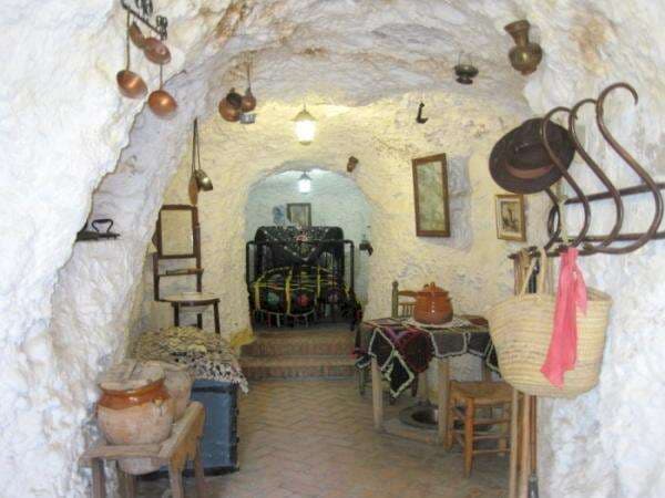Hidup di Gua, Begini Penampakan Rumah Kaum Gipsi! Ternyata Estetik Banget
