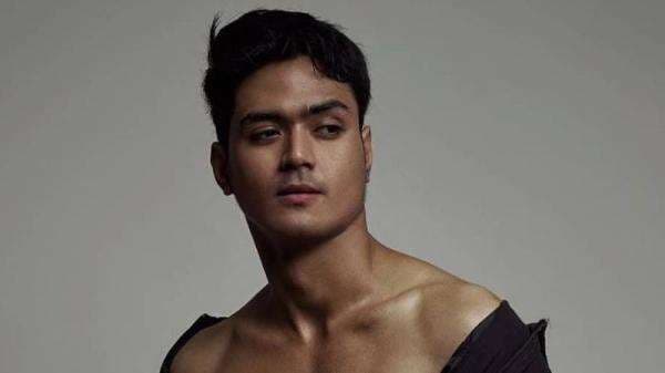 Gantengnya Ricky W Miraza Pamer Dada Bidang, Diduga Selingkuhan Kalina Oktarani Nih