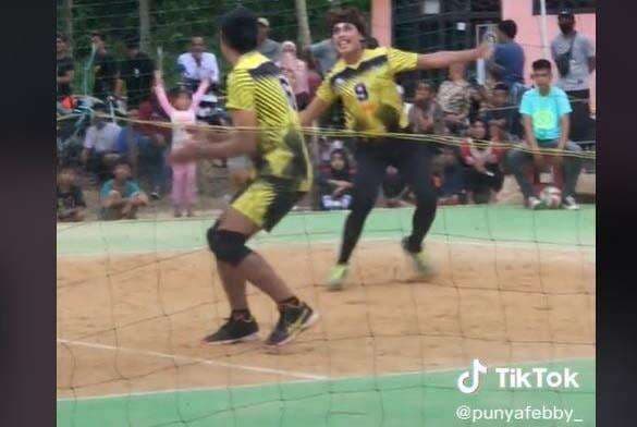 Mengundang Gelak Tawa, Aksi Lincah Pemain Volly Ini Curi Perhatian