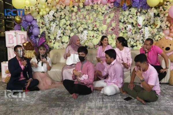 Atta Halilintar dan Aurel Hermansyah Namai Anaknya Ameena Hanna Nur Atta, Ada Unsur Papa dan Mama