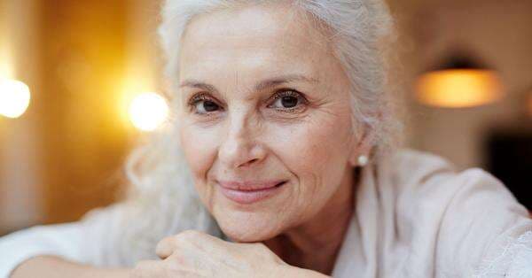 Mencari Eye Treatment yang Pas untuk Usia 50-an? Pertimbangkan Hal Berikut!