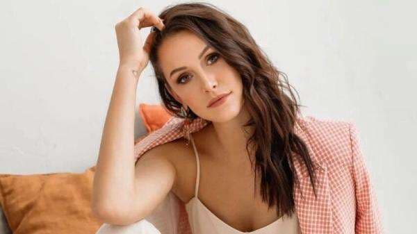 6 Potret Pevoli Cantik Rusia, Nataliya Goncharova yang Terima Bayaran Termahal di Dunia