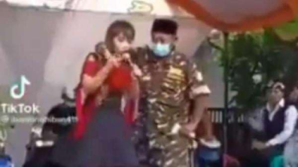 Heboh Diduga Oknum Banser Asyik Joget dan Rangkul Biduan, Warganet: Malu Sama Peci