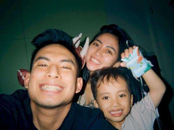 Usai Umumkan Putus dari Salim Nauderer, Okin Unggah Foto Mesra Peluk Rachel Vennya