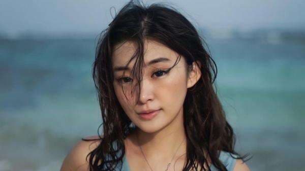 Tampil Seksi, Gaya Livy Renata Pakai Swimsuit Biru Bikin Netizen Ketar-ketir!