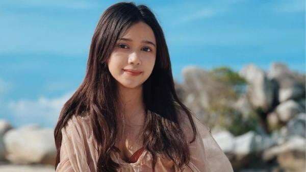 Bra Brisia Jodie Menerawang Pakai Dress Tipis di Pantai, Netizen Pangling!