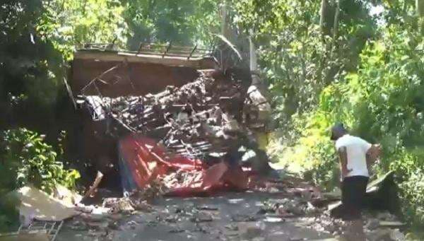 Truk Pengangkut 6 Ton Telur Terguling Gara-Gara Ikuti Google Maps di Tabanan, Ini Faktanya