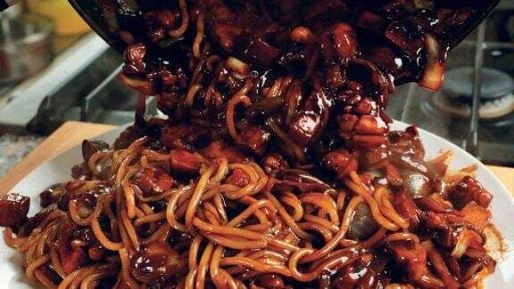 Resep Jajangmyeon Korea Halal, Bisa Pakai Mie Instan Lho