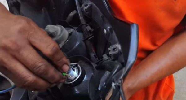 Bolham Mati, Begini Cara Ganti Lampu Depan Sepeda Motor