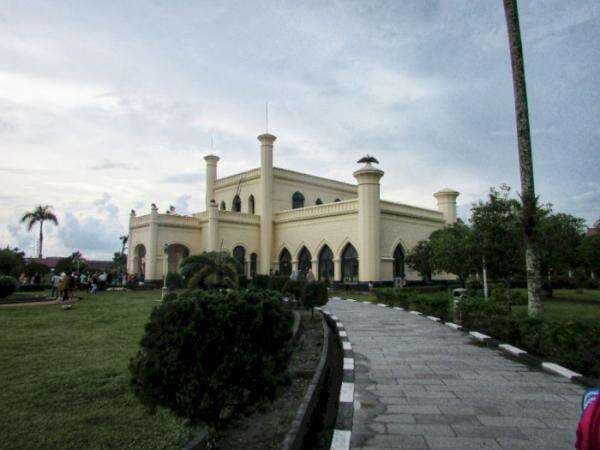 Melihat Istana Siak, Ada Benda Penuh Kutukan hingga Cermin Besar yang Bikin Awet Muda