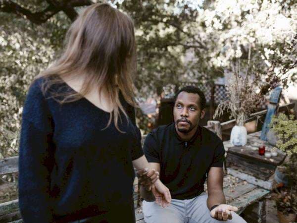 Alasan Kenapa Kamu Harus Putus Kontak dengan Mantan setelah Hubungan Berakhir