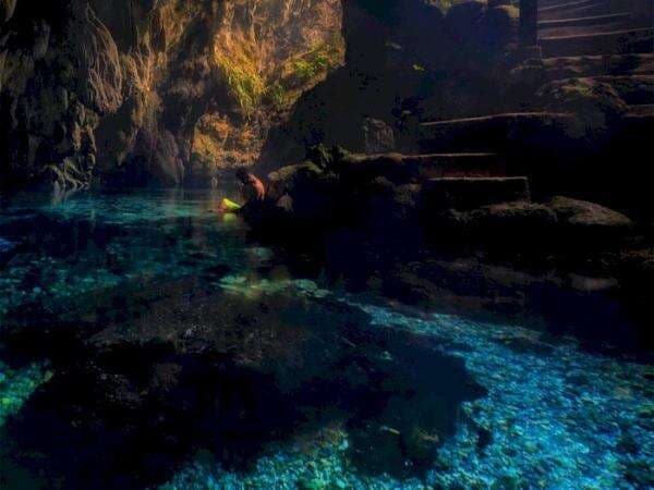 Goa Hawang, Goa Setan di Bawah Laut yang  Airnya Jernih Bak Kristal