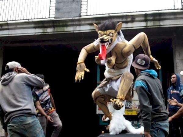 Jelang Perayaan Nyepi, Pemuda Suku Tengger Bromo Membuat Ogoh-ogoh