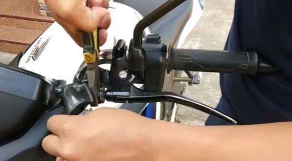 Cara Setting Kopling Dekat dan Jauh Sepeda Motor, Siapkan 2 Kunci Ini
