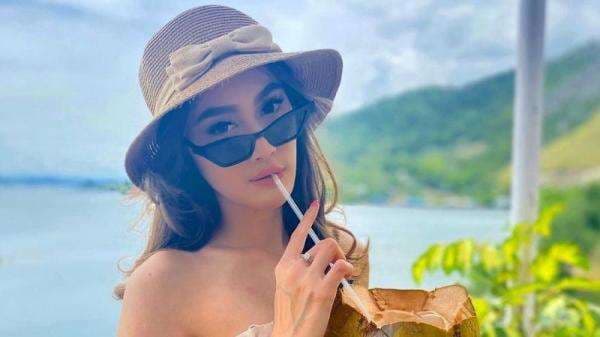 Gaya Intan Saumadina Bikin Salfok Netizen, Seksi Pakai Tube Top Ketat! Gaya Intan Saumadina Bikin Salfok Netizen, Seksi Pakai Tube Top Ketat!