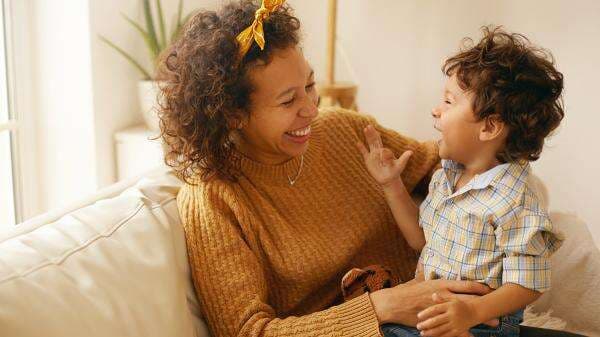 Kenapa Ibu (Sering) Lebih Sayang Kepada Anak Laki-Lakinya? Ini Kata Psikolog