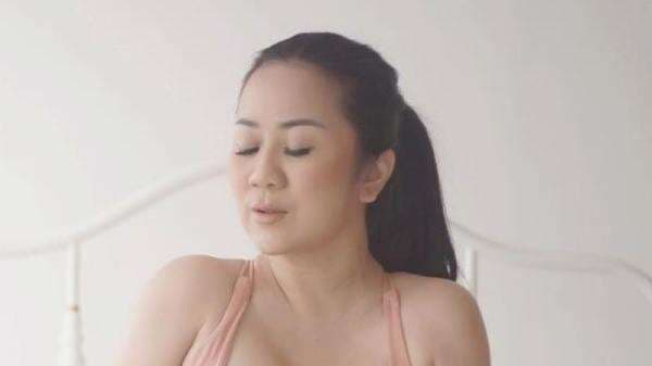 Tante Ernie Seksi Pakai Bra Pink Usai Sebulan Absen di IG, Netizen: We Miss U