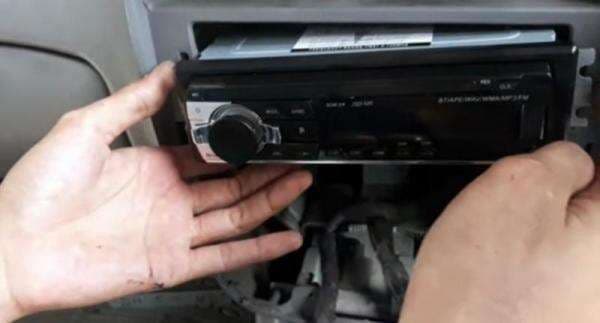 Cara Pasang Head Unit Single DIN Tape di Mobil