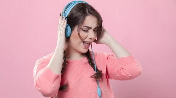 Cegah Gangguan Pendengaran, Menkes: Pastika Volume Earphone Cukup di 60%