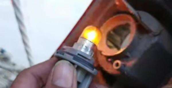 Cara Ganti Lampu Sein pada Sepeda Motor