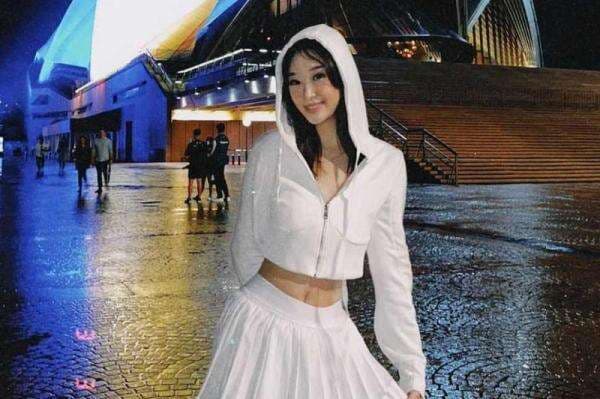 Cantiknya Livy Renata Pakai Rok Mini dan Hoodie Crop Top Depan Opera House, Netizen: Cakep Banget