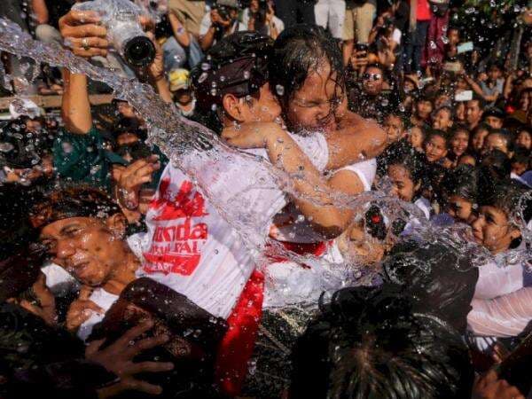 Bali Punya Tradisi Peluk-pelukan Antara Cowok dan Cewek, Ini Sejarahnya!